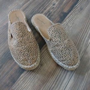 🌞🌞🌞Universal Thread size 7M cheetah print slides EUC
